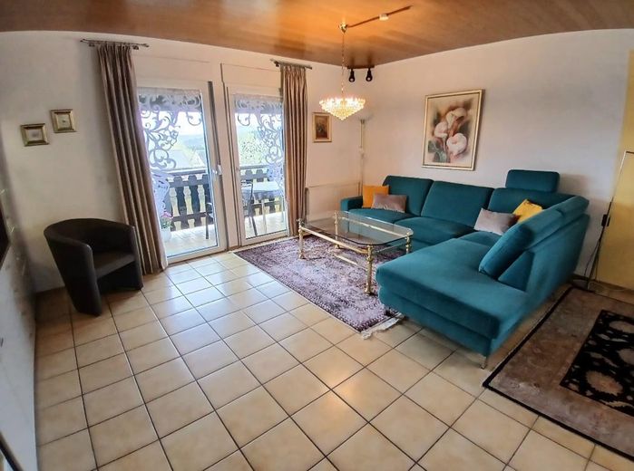 PROVISIONSFREI - Großer, charmanter  Bungalow mit Untergeschoß - keine Renovierungen, nur einziehen! – Wohnzimmer mit Balkon