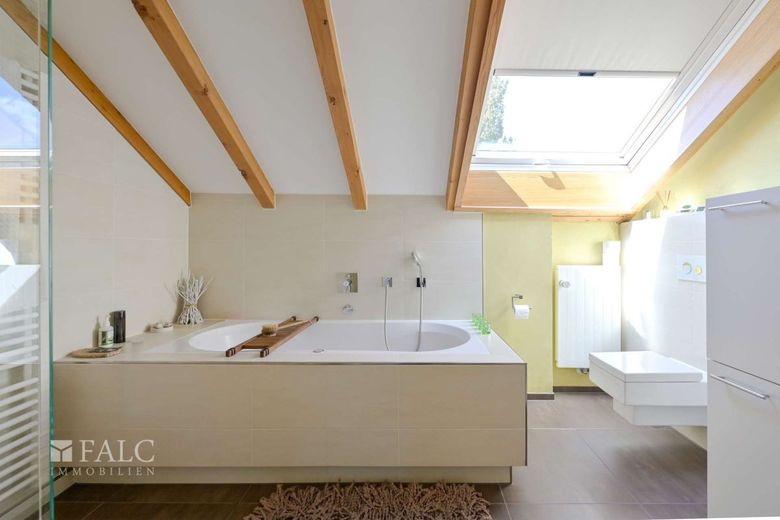 Exklusive Landhaus-Idylle mit unverbaubarem Blick ins Ampermoos – DG Badezimmer Wanne WC