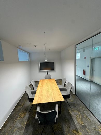 Büroräume und Coworking Arbeitsplätze zu mieten – Konferenzraum