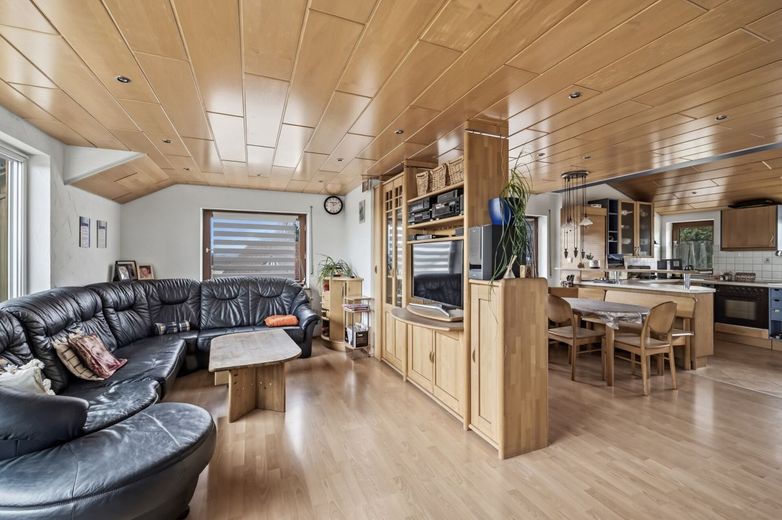 PROVISIONSFREI - Platz für die ganze Familie und mehr - großes Haus mit 2 Wohnungen, Garten &amp; Garage – Wohnbereich DG