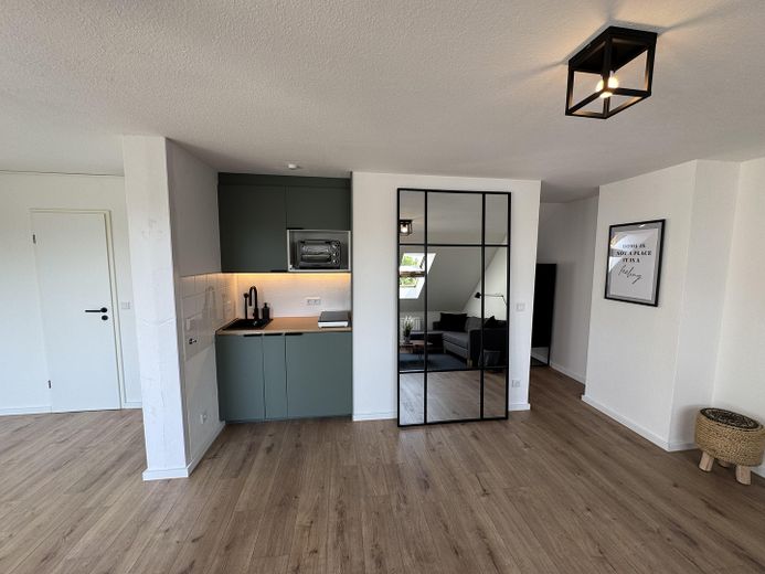 Modernes 2-Zimmer-Dachgeschoss-Apartment mit Dachterrasse & Stil – Küchenbereich