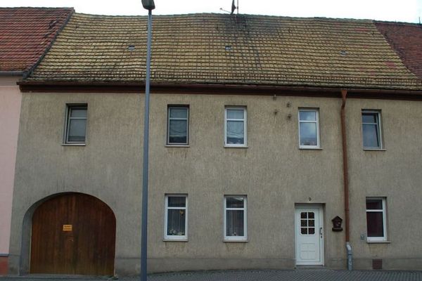 Stadswoning met bijgebouwen en romantische tuin in Schildau