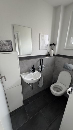 Living with panoramic views of the Schönbuch in Pliezhausen-Rübgarten – Gäste WC im Erdgeschoss