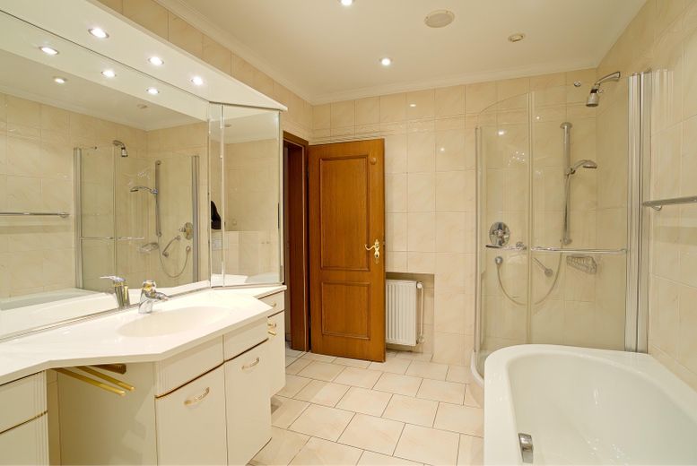 Ruhige EG-Wohnung (unmöbliert) mit Garten in Bad Bevensen – WC, Blick zum Eingang