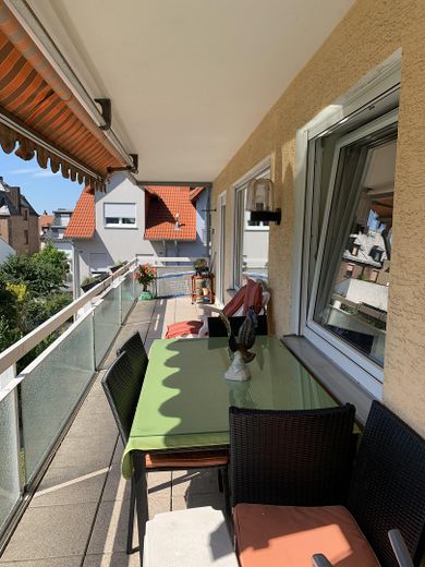 Schöne Lichtdurchflutete 4 Zimmer Wohnung – Balkon