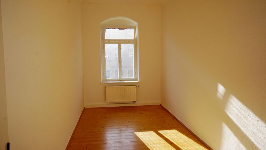 Johannstadt, Nähe Medak, Schöne 4-Raum-Wohnung mit Dielenfußboden und Balkon – Zimmer 1