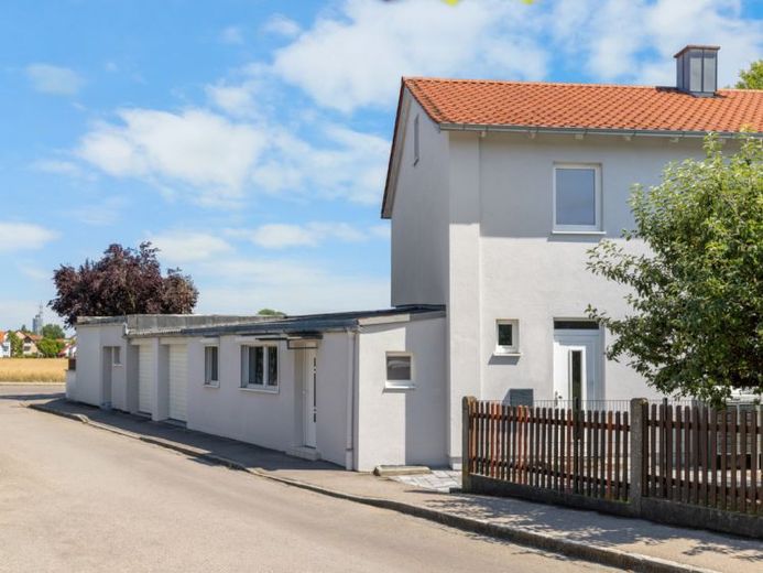 Mehrgenerationenhaus bzw. MFH (mit 5 WE) komplett freistehend! - Zur Selbstnutzung oder Vermietung – Photo 1