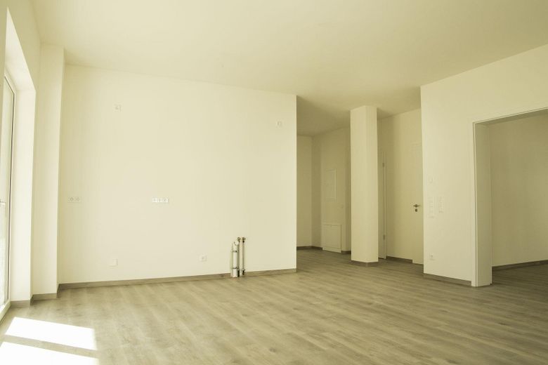 Neubau Erstbezug! Wunderschöne 3 ZW inkl. EBK, Balkon, TG-Stellplatz + Wallbox! – WZ mit Blick auf Küche