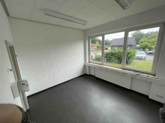 Büro / Gewerbefläche 152 qm (bis zu 323 qm möglich) in Oberhausen Königshardt PROVISIONSFREI – ca. 12 qm Raum im Erdgeschoss