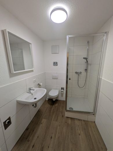 2-Zimmer-Terrassenwohnung – möbliert & sofort bezugsfertig – Badezimmer