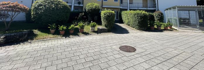 Renovierte 2-Zimmer Dachgeschosswohnung mit Terrasse und Stellplatz – Frontansicht Gebäude