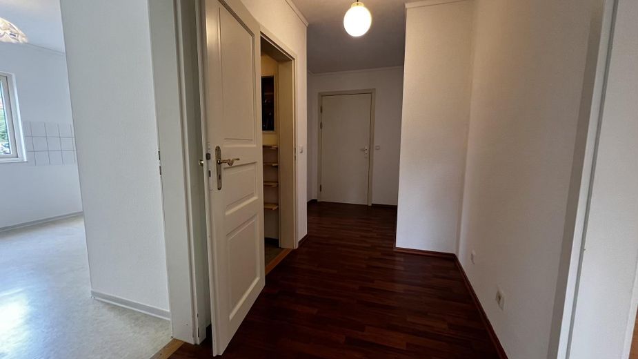 Ruhige 2-Zimmer Wohnung in grüner Lage mit 2 Terrassen – Flur