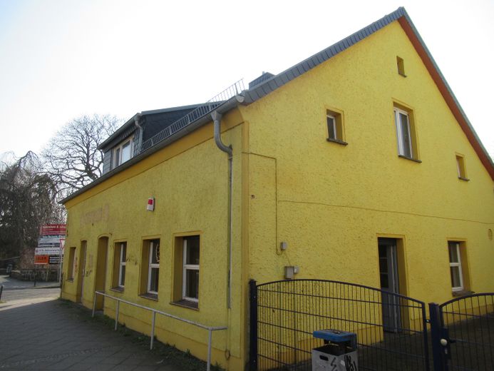 2 Häuser auf einem Grundstück Zentrum EFH Gewerbe 5 Garagen Halle privat – Giebel west Vorderhaus