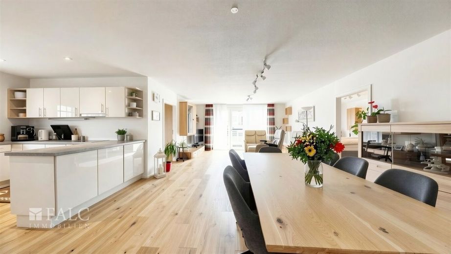 Moderne 4-Zimmer-Wohnung mit Balkon, Aufzug und Tiefgaragenstellplatz – Wohn-_und_Esszimmer