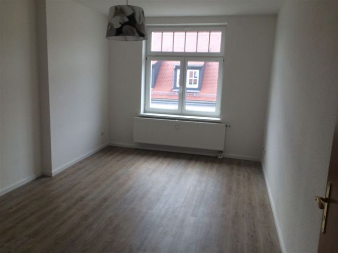 * Kleine und günstige DG 3-Zimmerwohnung mit Wannenbad, EBK und Laminat in ruhiger Lage! * – IMG_5798