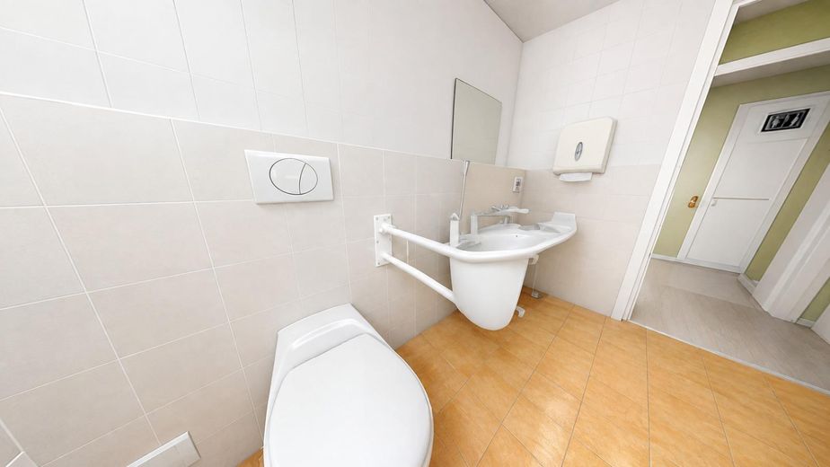 Renovierte 3 1/2-Zimmer-Erdgeschosswohnung mit Einbauküche, Bad und Gäste-WC in Nordstemmen – Bad