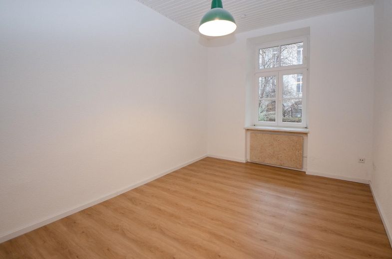 Sin comisión: apartamento de época renovado de 2 habitaciones en Schulstraße – Schlafzimmer