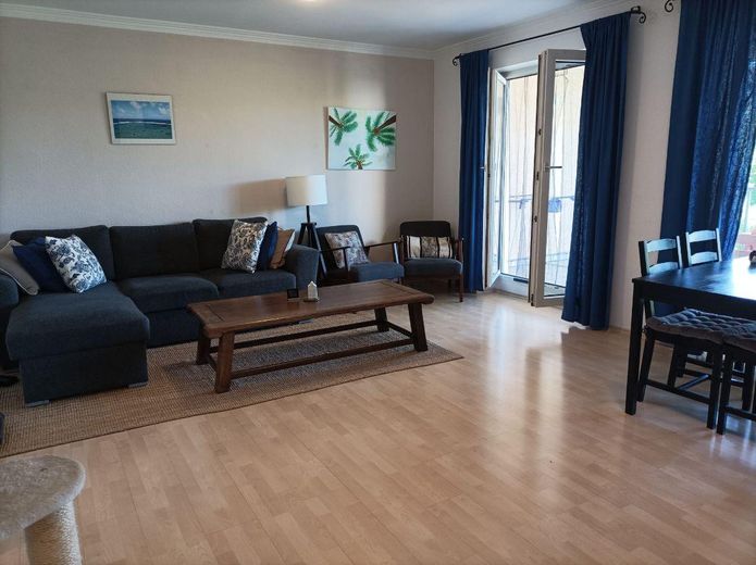 No commission from private seller: vacant 3-room apartment with balcony, cellar, underground garage in Dietzenbach-Mitte! – Wohnzimmer