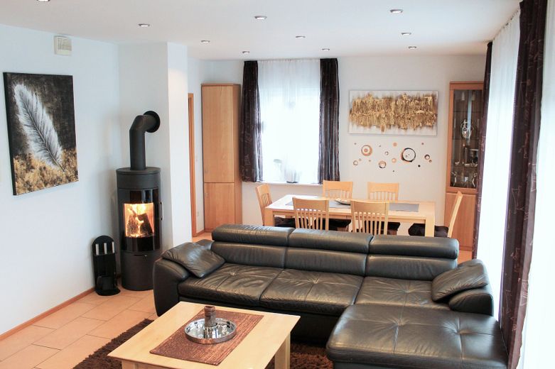 Commission-free detached house on the outskirts with a dream garden! – Wohn- und Essbereich EG Bild 1