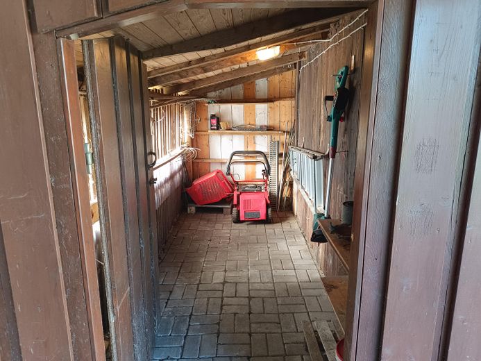 Traumhaus mit Sauna & großzügigem Gartengrundstück in Aurich-Wiesens – Provisionsfrei – Geräteschuppen Innenansicht