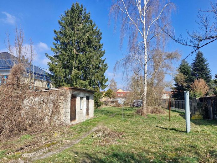 Wunderbares Grundstück mit Abrisshaus – Gartenhäuschen auf dem hinteren Grundstücksteil