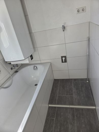 Щойно відремонтована: 4-кімнатна квартира площею близько 93 м² — кухня та паркомісце включені – Waschmaschinen Anschluss