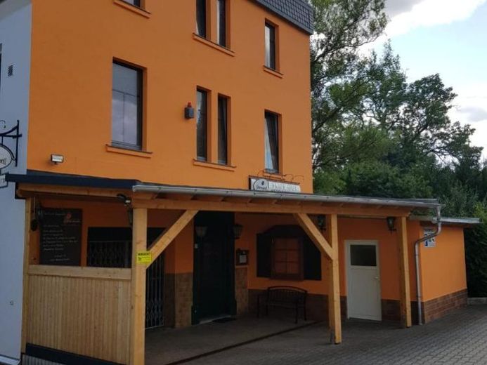 Geräumige Immobilie mit vielseitigen Nutzungsmöglichkeiten !!! 4 Etagen zu je ca. 244 m² - großer Parklatz – फोटो 1