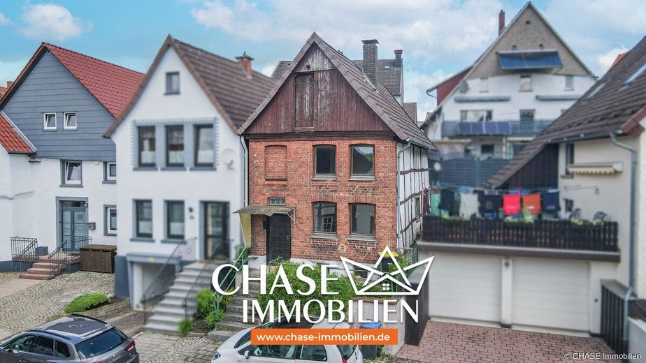 TOP-Lage zentral in Barntrup - Baugrundstück mit abrissreifem Fachwerkhaus! – Außenansicht - seitlich