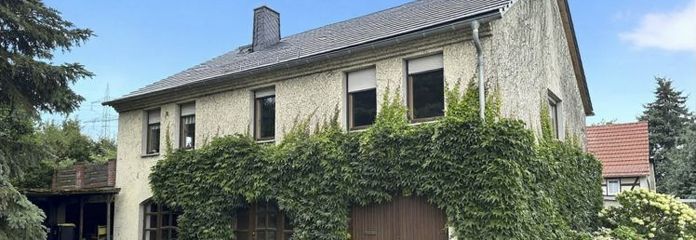 Corte su tre lati: 2 abitazioni, fabbricati accessori, grande terreno = molto spazio per concezioni di vita individuali
