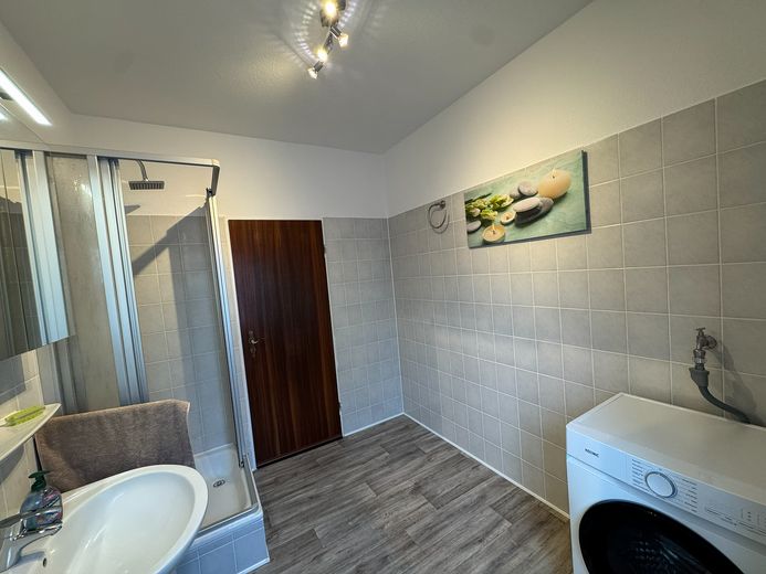 Von Privat, 2 ZKB + offenes Studio, Abst.-R., EBK, Waschtrockner, 1. OG, Carport mit AR, Terrasse – Bad