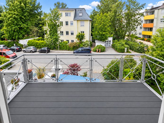 Schöne DG-Wohnung mit Einbauküche im Herzen Haar's – Balkon