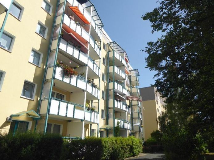 optimal für die junge Familie... 4 Zimmer Wohnung mit Balkon und Einbauküche – Foto 1