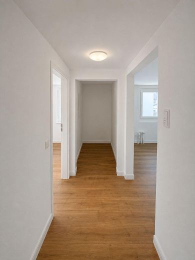 Kernsanierte Wohnung mit Balkon und hochwertiger neuer Einbauküche – Eingang & Abstellraum