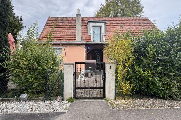 Teilrenoviertes Haus zu verkaufen, renovierungsbedürftig