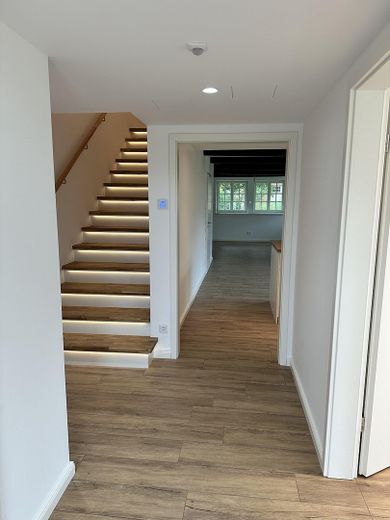 hochwertiger Erstbezug im kernsanierten Bauernhaus - Maisonette unter Reet am Elbdeich – Flur / Treppe