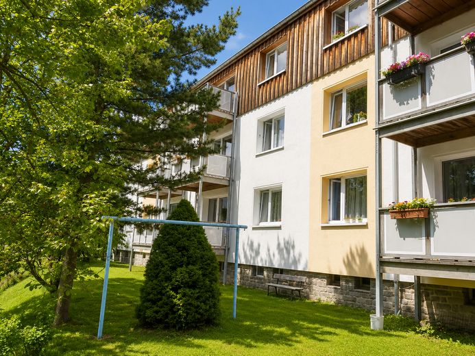 Kurort Oberwiesenthal: Attraktive 3-Zimmer-Wohnung mit Balkon – ruhig und zentrumsnah – Hausansicht