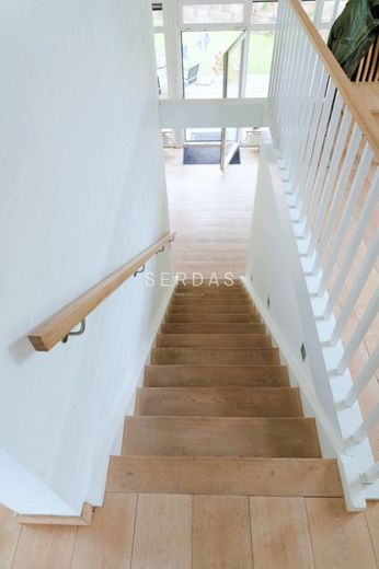 Architektenvilla in ruhiger Höhenlage mit Panoramablick und großem Grundstück – Treppen