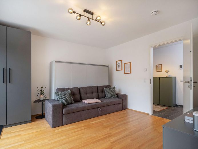 Business Apartment möbliert alle Kosten inklusive – Schrankbett mit Couch