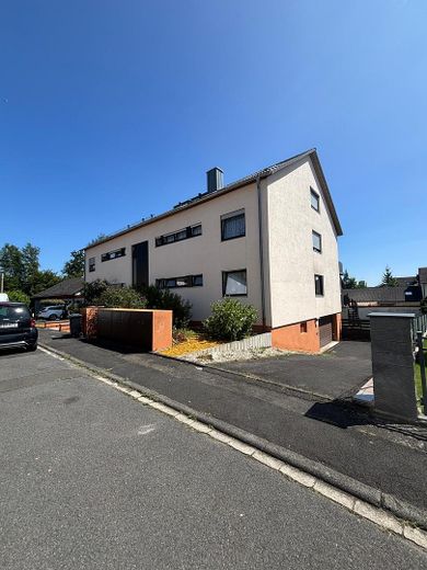 4-kamerappartement op de begane grond met balkon, garage en gebruik van de tuin in rustige ligging, Haibach – Hausansicht