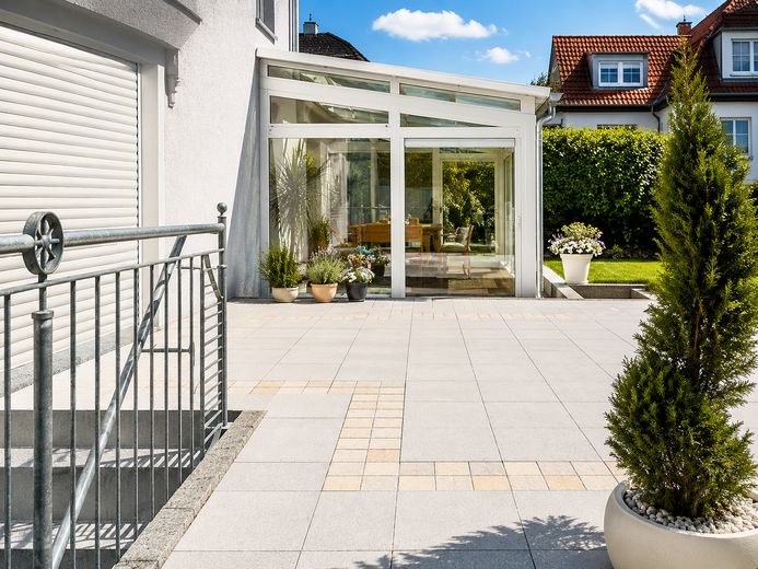 VON PRIVAT: Besondere Stadtvilla mit Wintergarten nahe der Europäischen Schule in BV-Dortelweil – Sommer.Sonne.Süden.
