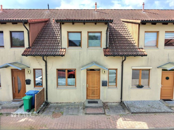 **Vermietetes Reihenmittelhaus**- FALC IMMOBILIEN – Außenansicht