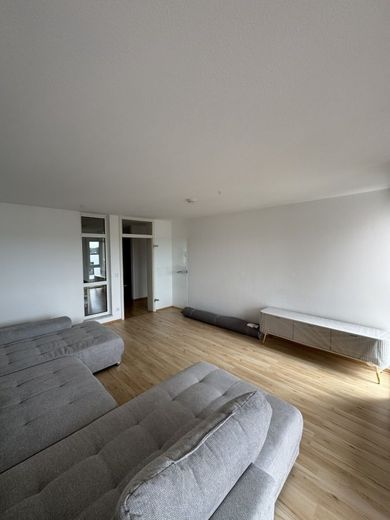 Familienfreundliche 3,5-Zimmer-Wohnung mit West-Loggia, EBK &amp; Tiefgaragenstellplatz – Wohnzimmer 1.0