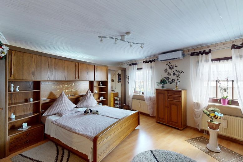 Traumhaus mit Zukunft: Zweifamilienhaus mit Einliegerwohnung, Wärmepumpe & PV-Anlage – Schlafzimmer DG