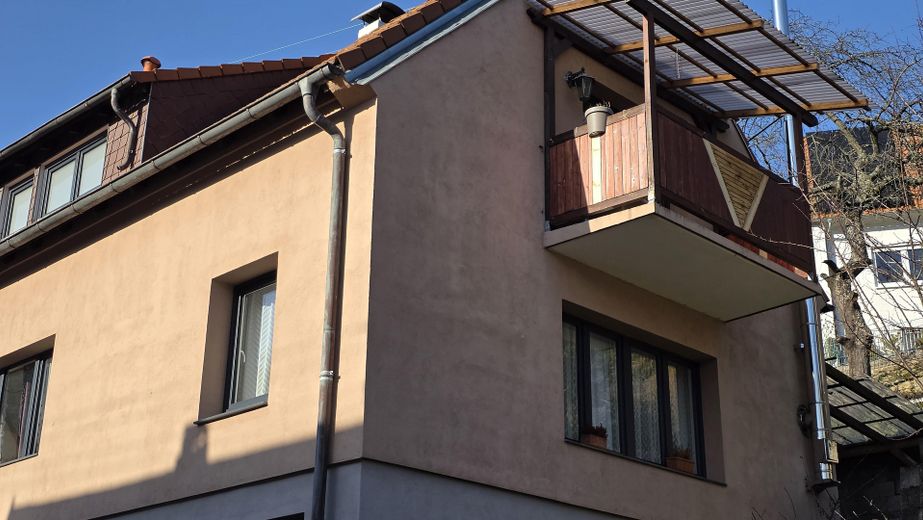 Einfamilienhaus mit Garten in ruhiger Wohnlage – Seitliches Bild des Hauses