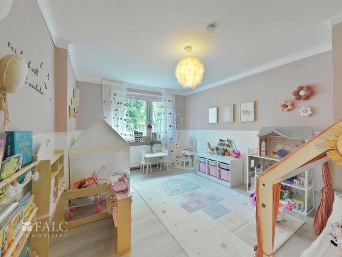 Einziehen und wohlfühlen: Stilvoll sanierte 3-Zimmer-Wohnung mit Designküche – Kinderzimmer