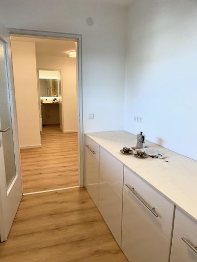 HELLE, MODERNISIERTE UND LICHTDURCHFLUTETE 3-ZIMMER-WOHNUNG MIT SÜDBALKON IN BÖBLINGEN-DAGERSHEIM – Küche