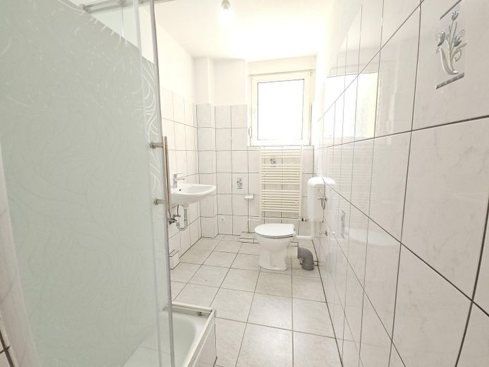 Frisch renovierte 3-Zimmer-Wohnung mit neuem Laminatboden in ruhiger & zentraler Lage – Foto 9