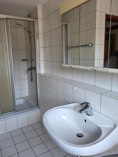 Jasne mieszkanie 3-pokojowe na poddaszu – Bad mit Tageslicht