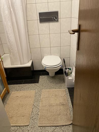 appena ristrutturato, 1 stanza con ampio balcone + cucina componibile – Duschbad