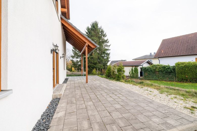 Ein Zuhause, das mitdenkt: modern, effizient und familienfreundlich! Familienhaus mit viel Platz! – Terrasse